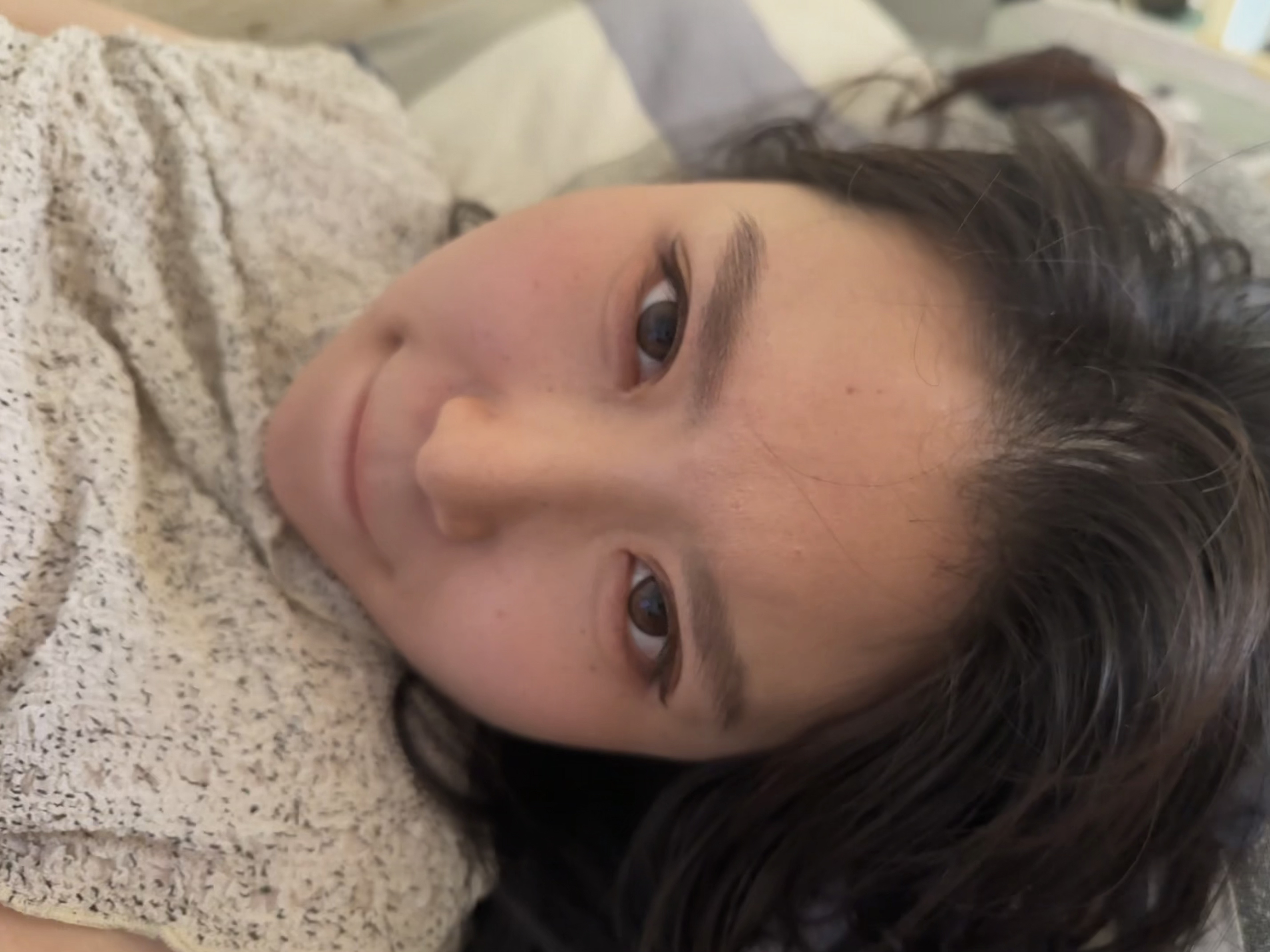 你靠在浅色织物旁的近照